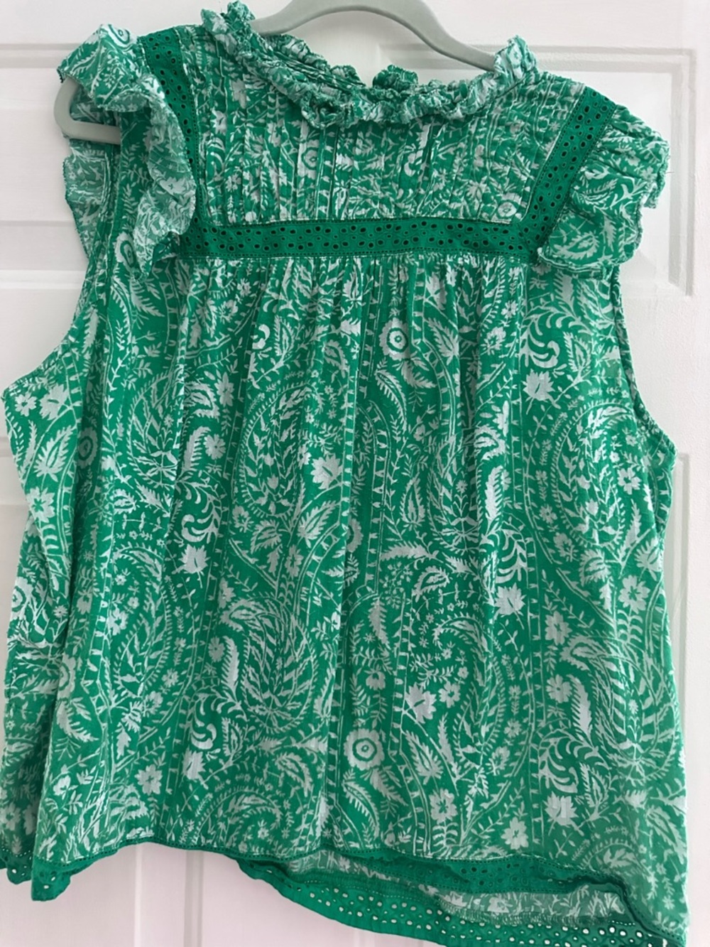 Women’s Crown and Ivy XXL Green Paisley Sleeveless Top with Eyelet Trim